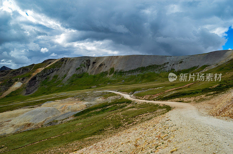 工程师垭口顶部- 4x4土路从工程师垭口下在美国科罗拉多州西南部